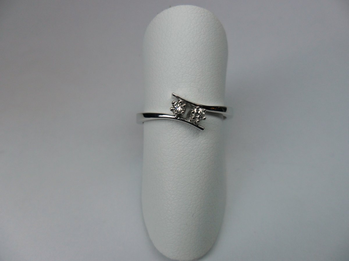 Twisted solitaire ring